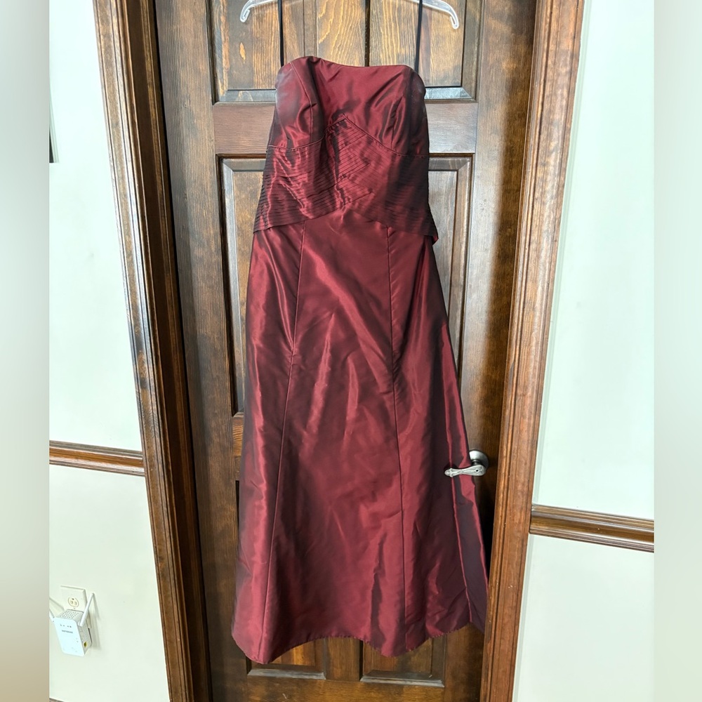 Elegant Burgundy Strapless Dress